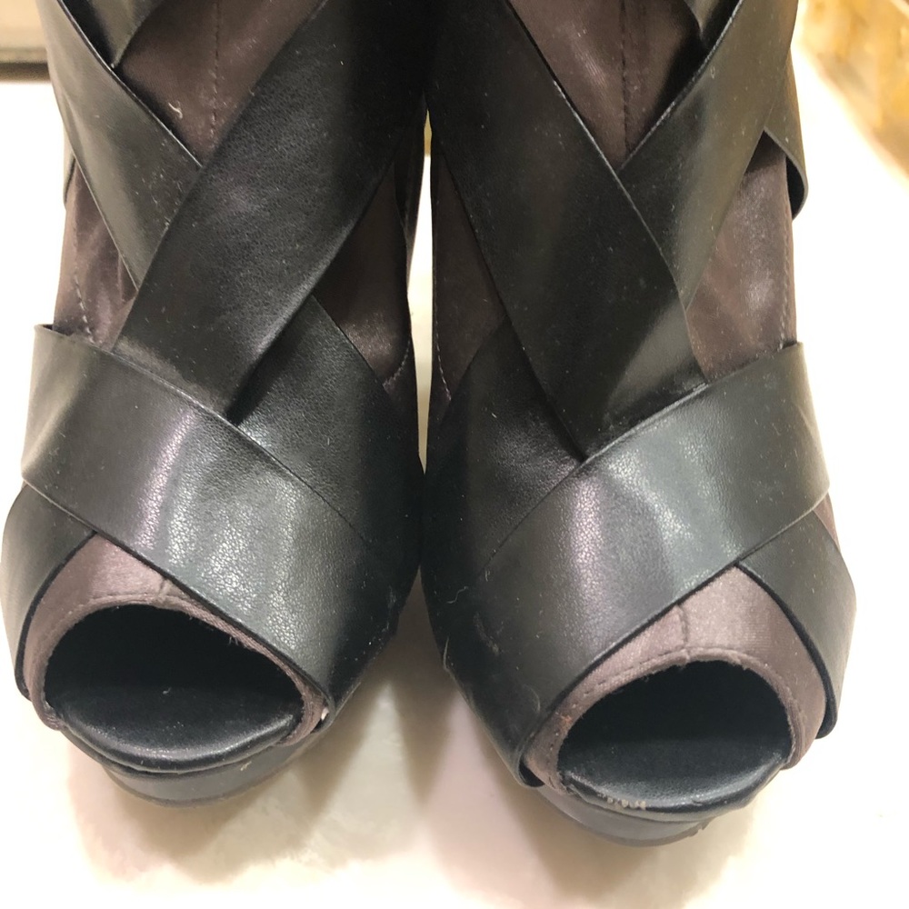 Dollhouse bootie, peep toe, stretch fabric, Sz 6.5 - Picture 6 of 10